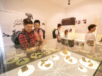 Römisches Museum Haus Bürgel in Monheim am Rhein Vater und Sohn betrachten im Römischen Museum Haus Bürgel fasziniert antike Artefakte in einer Vitrine.