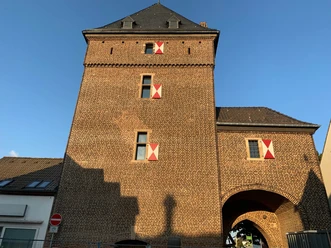 Schelmenturm in Monheim am Rhein Schelmenturm, mittelalterlicher Backsteinturm in Monheim am Rhein, mit rot-weißem Dekor.
