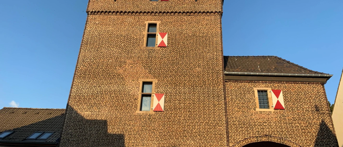 Schelmenturm in Monheim am Rhein Schelmenturm, mittelalterlicher Backsteinturm in Monheim am Rhein, mit rot-weißem Dekor.