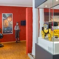 Stadtmuseum Langenfeld Ein Ausstellungsraum des Stadtmuseums Langenfeld mit historischen Filmausrüstungen und Fotos.
