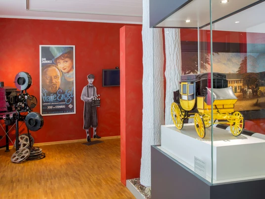 Stadtmuseum Langenfeld Ein Ausstellungsraum des Stadtmuseums Langenfeld mit historischen Filmausrüstungen und Fotos.