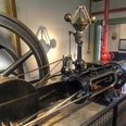 Dampfmaschine im Wilhelm-Fabry-Museum in Hilden Historische Dampfmaschine mit massiven Metallrädern und Ventilen im Wilhelm-Fabry-Museum ausgestellt.