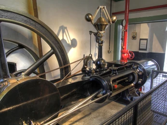 Dampfmaschine im Wilhelm-Fabry-Museum in Hilden Historische Dampfmaschine mit massiven Metallrädern und Ventilen im Wilhelm-Fabry-Museum ausgestellt.