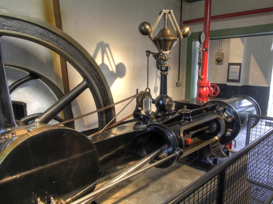 Dampfmaschine im Wilhelm-Fabry-Museum in Hilden Historische Dampfmaschine mit massiven Metallrädern und Ventilen im Wilhelm-Fabry-Museum ausgestellt.