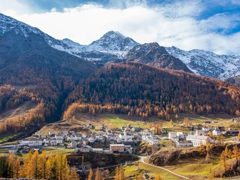 Panoramaweg Aussicht auf Simplon Dorf Goldene Herbstfarben im Simplon Süd - Hittuwald