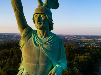 Teutoburger Wald_Detmold_Hermannsdenkmal_0022 -® Tourismus NRW e.V. (A1).JPG Die imposante Statue des Hermannsdenkmals in Detmold erhebt sich über den Teutoburger Wald.