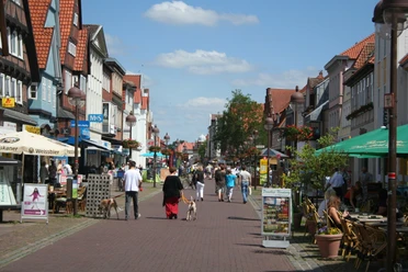 Pedestrian zone in Nienburg with historic half-timbered houses and lively shopping street.
