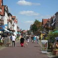Fußgängerzone in Nienburg mit historischen Fachwerkhäusern und belebter Einkaufsstraße.Pedestrian zone in Nienburg with historic half-timbered houses and lively shopping street.Gågade i Nienburg med historiske bindingsværkshuse og en livlig shoppinggade.Voetgangersgebied in Nienburg met historische vakwerkhuizen en levendige winkelstraat.