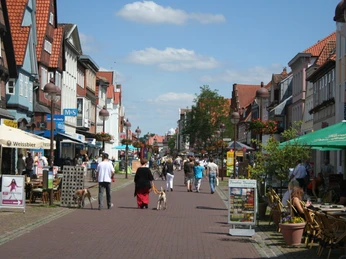 Fußgängerzone in Nienburg mit historischen Fachwerkhäusern und belebter Einkaufsstraße.Pedestrian zone in Nienburg with historic half-timbered houses and lively shopping street.Gågade i Nienburg med historiske bindingsværkshuse og en livlig shoppinggade.Voetgangersgebied in Nienburg met historische vakwerkhuizen en levendige winkelstraat.