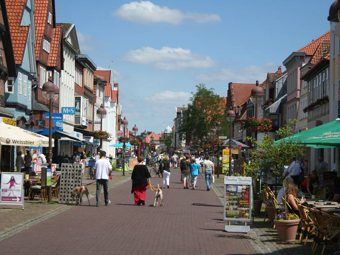 Altstadt Nienburg Lange Straße Fußgängerzone in Nienburg mit historischen Fachwerkhäusern und belebter Einkaufsstraße.Pedestrian zone in Nienburg with historic half-timbered houses and lively shopping street.Gågade i Nienburg med historiske bindingsværkshuse og en livlig shoppinggade.Voetgangersgebied in Nienburg met historische vakwerkhuizen en levendige winkelstraat.