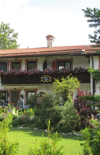 Garten mit Blick auf das Haus