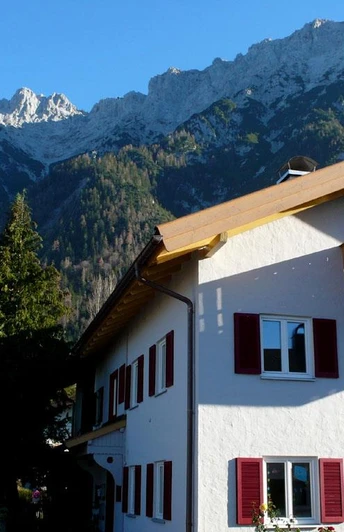 Hinter dem Haus das Karwendel mit Viererspitz