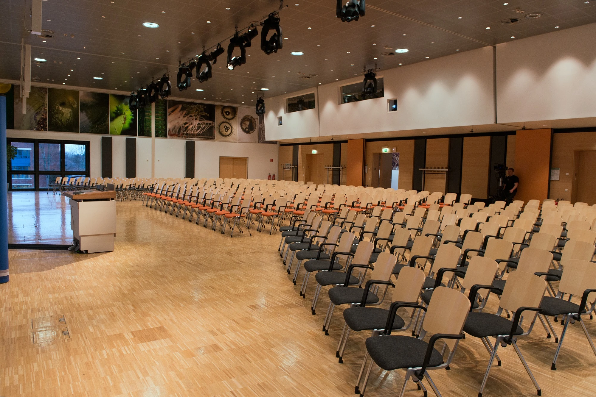Tagungsraum Saal 1 mit Reihenbestuhlung in der Eventlocation Leipziger KUBUS | Leipzig Convention Bureau