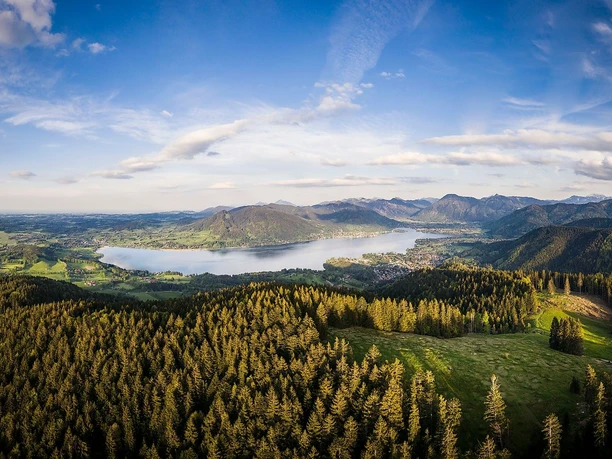 Die Holzeralm im Hintergrund der Tegernsee
