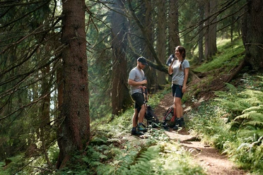 Wanderer auf dem Weg zum Gipfel