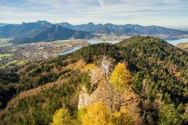 Die Riedersteinkapelle mit dem Tegernsee im Hintergrund