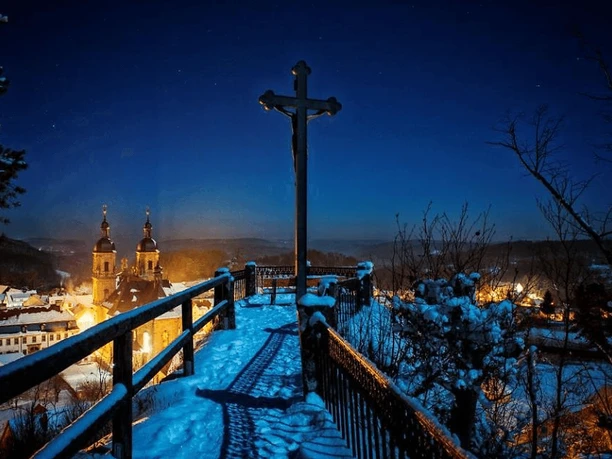 Nächtliche Ruhe am winterlichen Kreuzberg