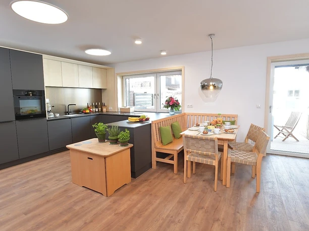 große Küche mit Essbereich