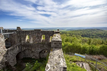 Der Blick von der Burgruine Bramberg in des Herz des Naturparks Haßberge