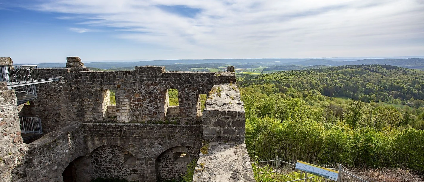 Der Blick von der Burgruine Bramberg in des Herz des Naturparks Haßberge