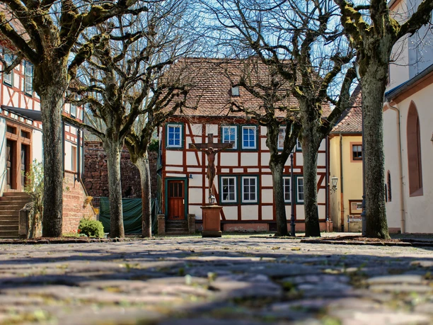 Kirchplatz der Stadtpfarrkirche St. Michael