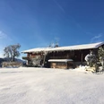 Bauernhaus in der Schneelandschaft