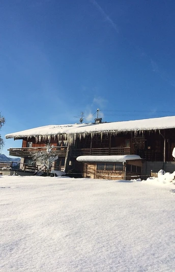 Bauernhaus in der Schneelandschaft