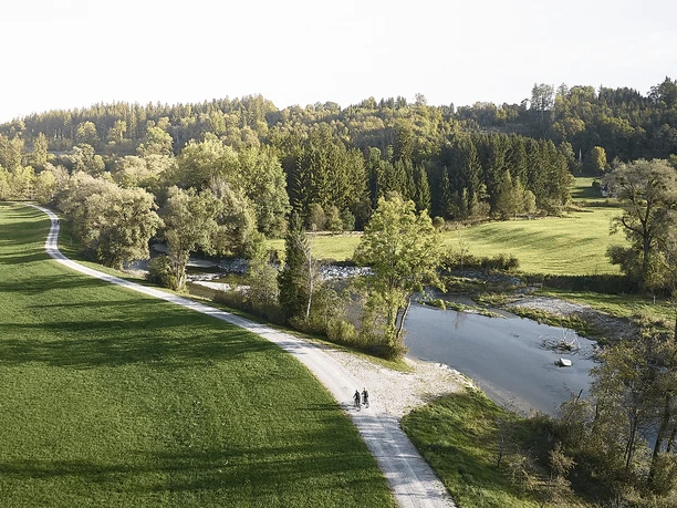 Gravelbiken mit Zugspitzblick an der Ammer