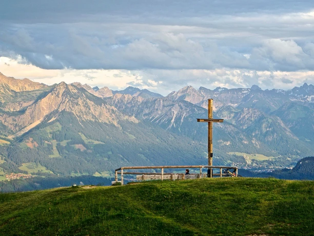 Ofterschwanger Horn Gipfelkreuz mit Blick auf den Allgäuer Hauptkamm