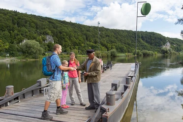 Auf der Gierseilfähre in Matting