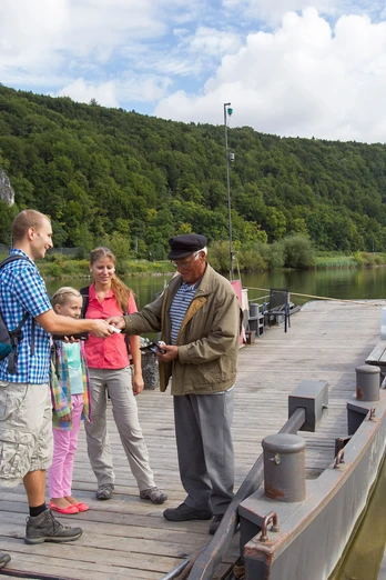Auf der Gierseilfähre in Matting