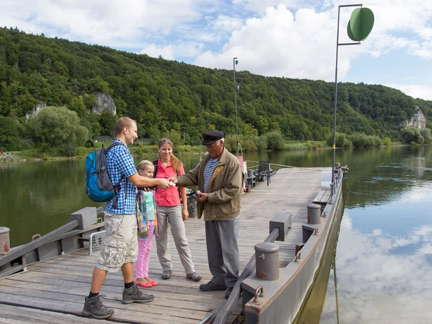 Auf der Gierseilfähre in Matting