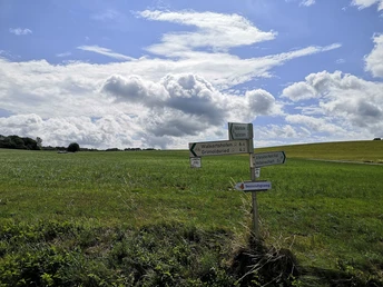 Wegweiser Besinnungsweg_Mittelneufnach_Beatrix Böck_CC BY SA.jpg