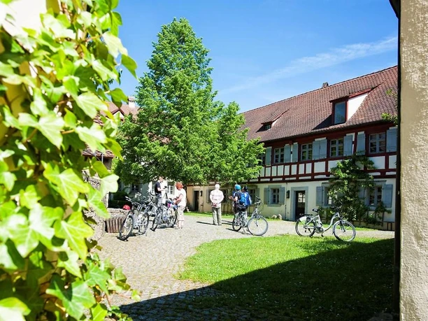 Besucher im Innenhof des Fränkische Schweiz Museums