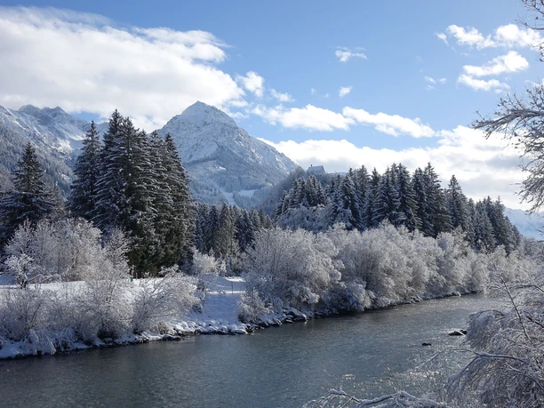 Blick auf das verschneite Rubihorn und die Iller