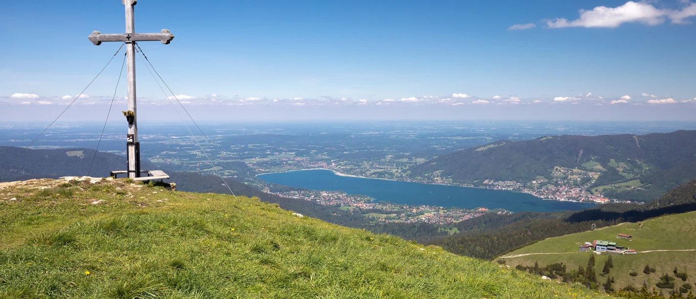 Gipfelkreuz auf dem Hirschberg mit Blick auf den Tegernsee.