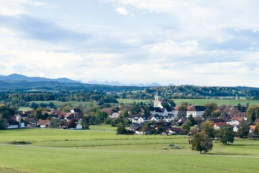 Radpilgern mit Blick auf Polling Pfaffenwinkel