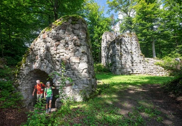Die Burgruine Heilsberg liegt eingebettet in die Natur mitten in einem Waldstück und ist eine schöne Kulisse für Entdeckungstouren.