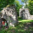 Die Burgruine Heilsberg liegt eingebettet in die Natur mitten in einem Waldstück und ist eine schöne Kulisse für Entdeckungstouren.