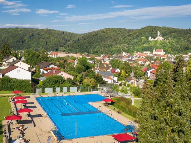 Blick aufs Freibad "Am Limes" Kipfenberg