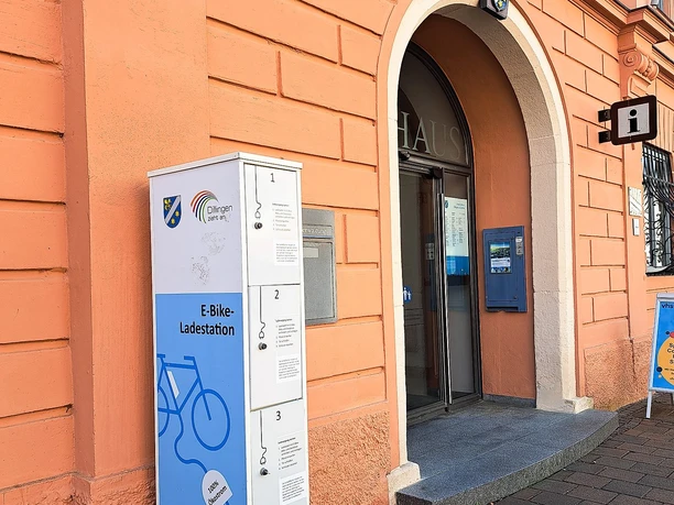 Ladesäule Stadt Dillingen neben Eingang