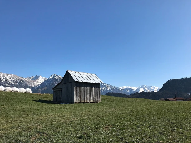 Blick in die verschneiten Berggipfel