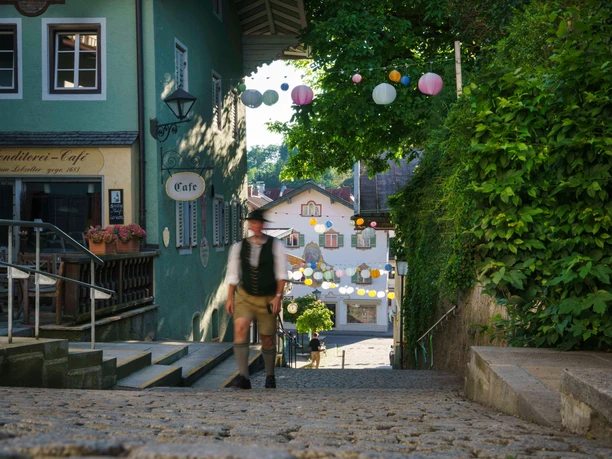 Straßenszene am Lebzelterberg in Miesbach