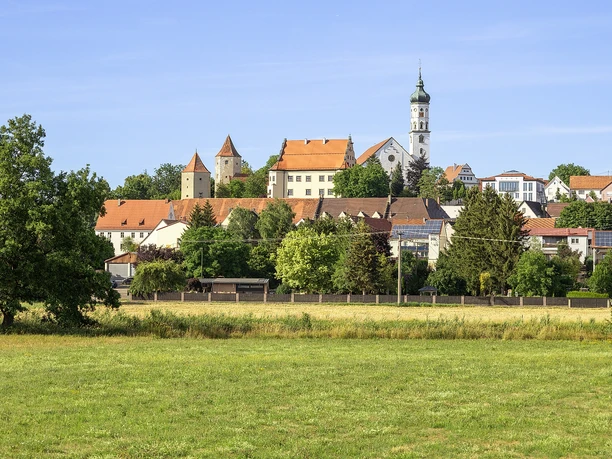 Schloss und Pfarrkirche St. Peter und Paul Bissingen