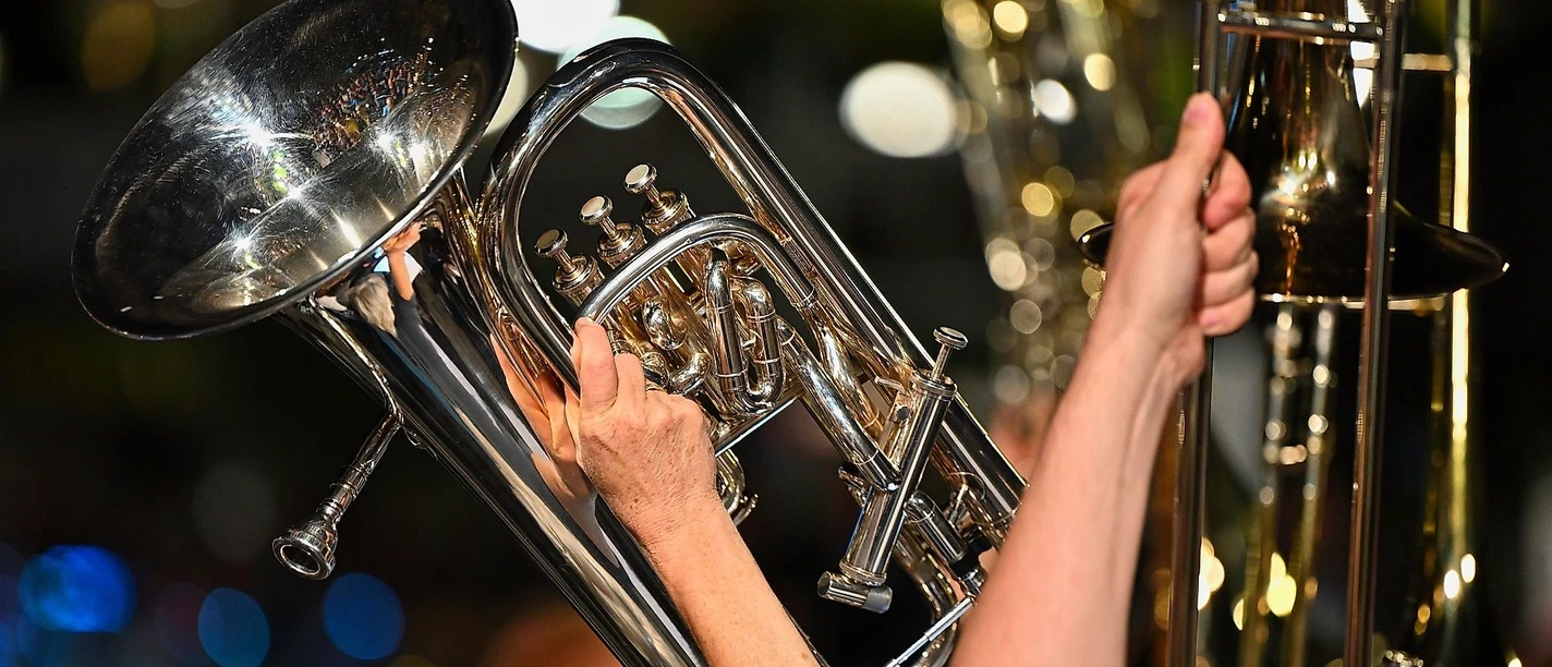 Musikgruppe mit Instrumenten