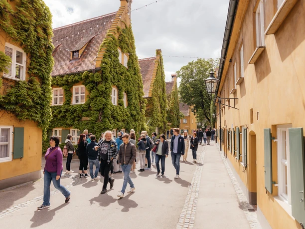 Besucher in der Fuggerei