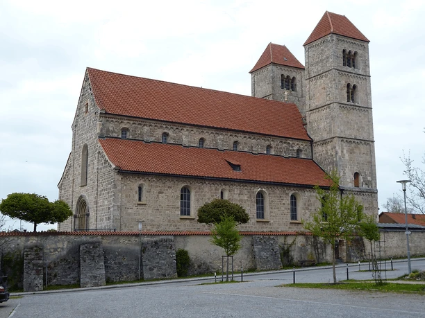 Die Romanische Basilika St. Michael in Altenstadt.
