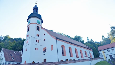 Wellheim Kath. Pfarrei St. Andreas Außenansicht gesamt
