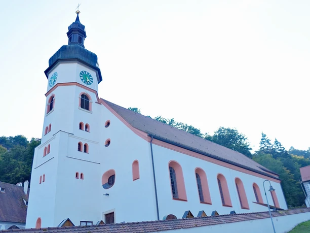 Wellheim Kath. Pfarrei St. Andreas Außenansicht gesamt