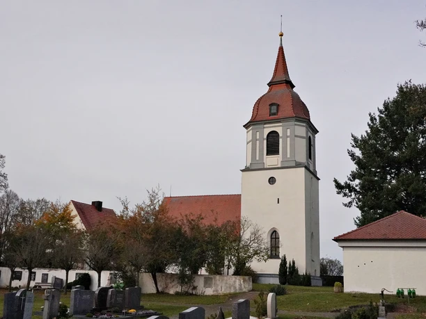 Gunzenhausen St. Michael Außenansicht mit Friedhof